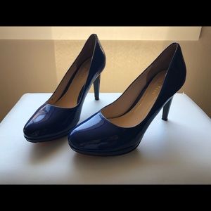 COLE HAAN blue patent leather pumps